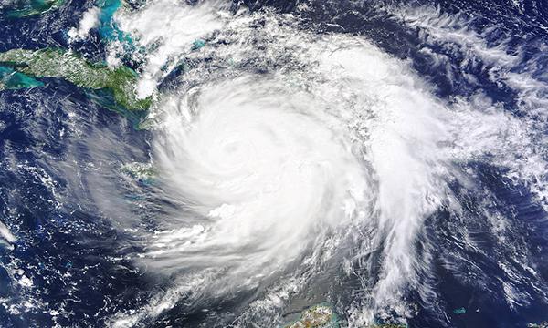 Huracán Matthew, imagen del Observatorio Terrestre de la NASA por Joshua Stevens